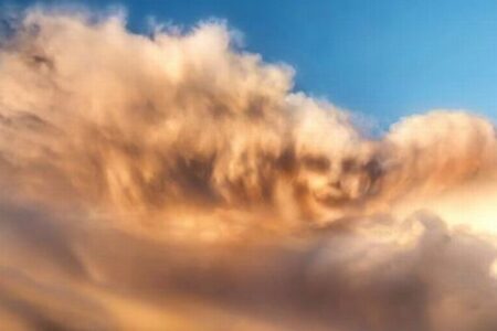オーストラリアの上空にジョーカーのような雲が出現、10代の少年が撮影