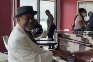 空港で演奏をしてきたピアニストに、巨額のチップが贈られる