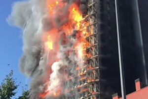イタリアで高層ビルが火災、炎が壁を覆っていく映像が恐ろしい