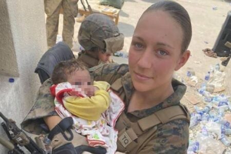 アフガンの自爆テロで亡くなった米の女性兵士、赤ちゃんを抱いた写真に涙