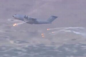 【アフガン】フランス軍の輸送機がフレアを発射!ミサイル攻撃を避けるためか