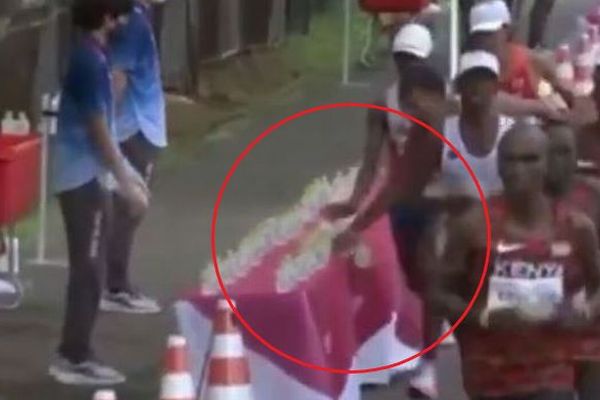 東京五輪のマラソンで、フランス人選手が多くの給水ボトルを倒してしまう