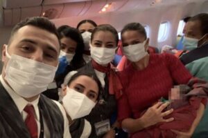 アフガンを脱出した女性、機内で女の子を無事出産、客室乗務員も祝福