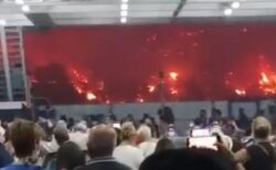 ギリシャで山林火災が制御不能、フェリーで人々が避難する動画が恐ろしい