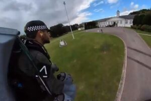 まるで近未来の警察、逃げる犯人を空から急襲、ジェットスーツのテストを実施