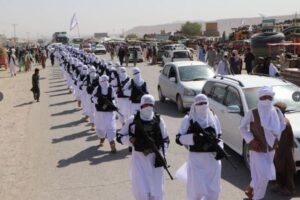 タリバンの謎の部隊が出現、白い装束を着て街を行進