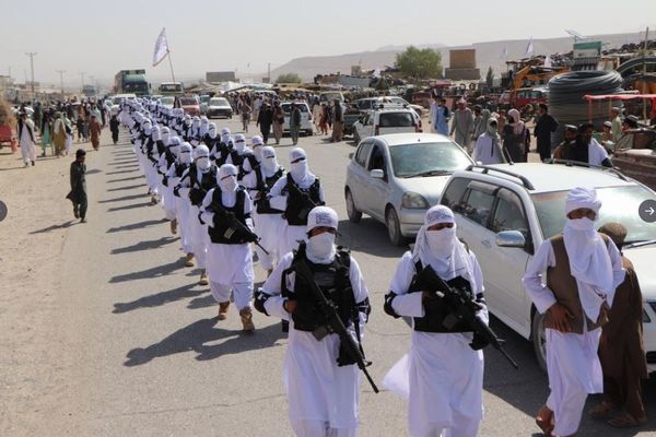 タリバンの謎の部隊が出現、白い装束を着て街を行進
