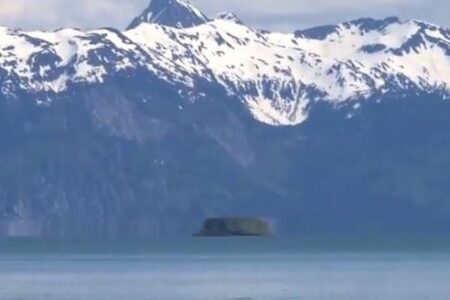 島が浮きながら横へ移動？アラスカで不思議な蜃気楼を撮影