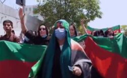 【アフガニスタン】再び反タリバンの抗議デモ、長い国旗を広げ、女性たちも行進