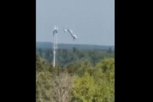 ロシアで軍用輸送機が墜落、バランスを崩し逆さまになって森に墜落