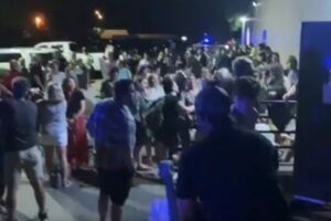 テネシー州で子供のマスクが義務化へ、反対する保護者らが猛抗議