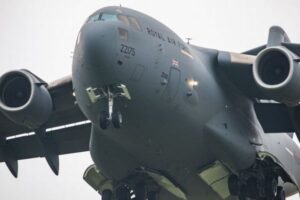 アフガンの市民を乗せた最後の英輸送機が飛び立つ、多くの脱出希望者が残される