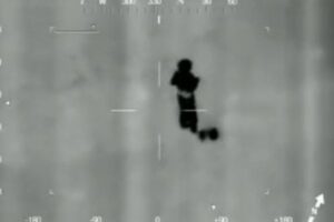 イギリスで少女が行方不明、野原で眠っているのを赤外線カメラがとらえた!