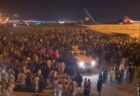 アフガンの国際空港に市民が殺到、国外へ逃げようと滑走路へなだれ込む