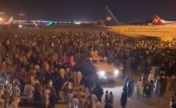 アフガンの国際空港に市民が殺到、国外へ逃げようと滑走路へなだれ込む