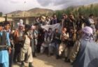 【アフガニスタン】再び反タリバンの抗議デモ、長い国旗を広げ、女性たちも行進