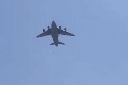 【アフガニスタン】米軍の輸送機にしがみついていた市民が落下、3人が墜落死か【動画】