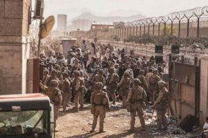 カブール空港付近でISIS-Kが自爆攻撃か、12人の米兵が死亡、民間人も多数死傷