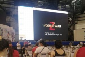 フィリピンのワクチン接種会場で、ゾンビ映画が上映されてしまう
