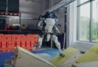 ボストン・ダイナミクスのロボットが「パルクール」に挑戦、見事クリア