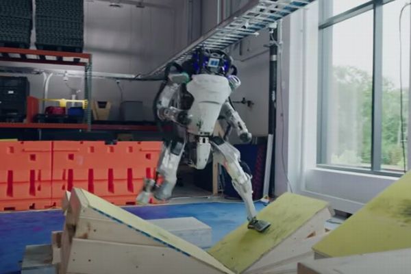 ボストン・ダイナミクスのロボットが「パルクール」に挑戦、見事クリア