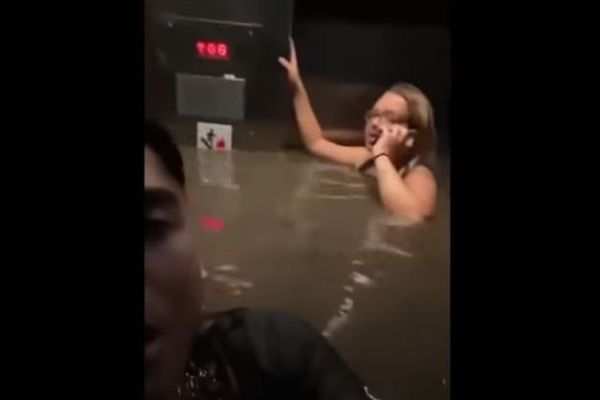 洪水でエレベーターにも水が侵入！肩まで浸かる人々の動画が恐ろしい
