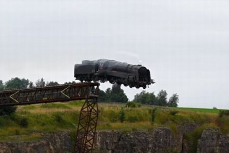 映画『ミッション・インポッシブル』の撮影現場で、機関車が落下するシーンが大迫力