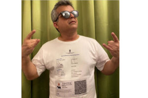 ワクチン接種証明書をTシャツにプリントした、コメディアンのアイデアに「なるほど」