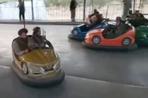 カブールの遊園地で遊ぶタリバン兵に違和感、ネットの反応「これは幻想か？」