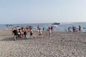 麻薬運び屋のボートを警察が追跡、砂浜に逃げた容疑者を海水浴客が団結して取り押さえる