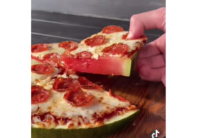 ネットユーザー発案のスイカピザを、ドミノピザが実際に作ってみた！