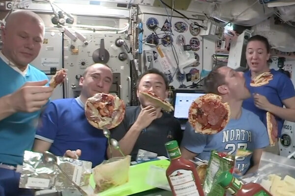国際宇宙ステーションでの、浮遊するピザパーティーが楽しそう