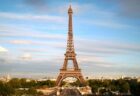 東京オリンピックの閉会式で、パリのエッフェル塔に巨大な旗が飾られる