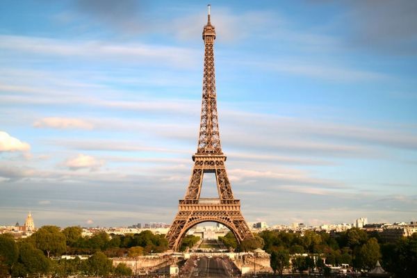 東京オリンピックの閉会式で、パリのエッフェル塔に巨大な旗が飾られる