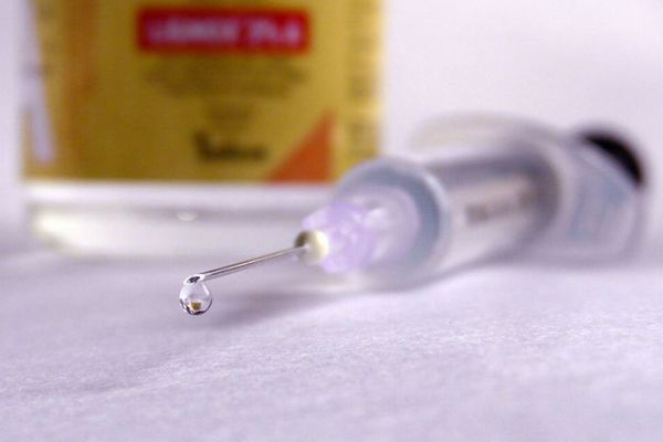 新型コロナワクチンに批判的な看護師、8000人以上に食塩水を投与【ドイツ】