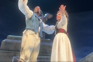 観客総立ち！ 悲劇「トスカ」のカーテンコールで観客が笑顔になったわけ