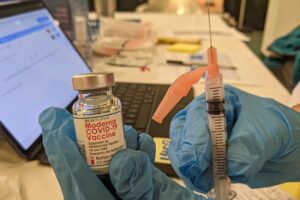 アメリカで偽ワクチン接種証明書が横行。スペルミスで逮捕、キャスターが犯罪を奨励などの混乱も