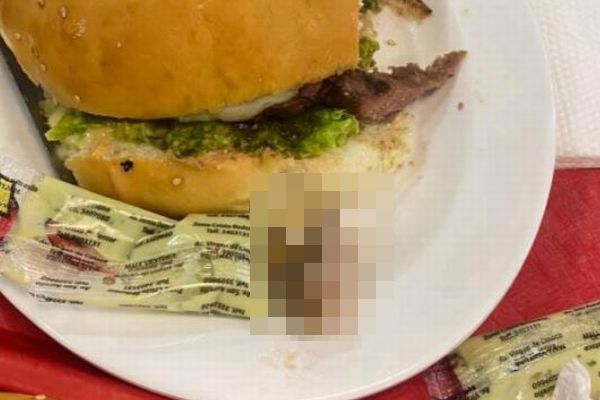 ボリビアの女性が食べていたハンバーガーに違和感、人間の指が入っていた！