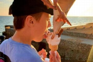 カモメが子供のアイスを奪う瞬間をとらえた写真が見事