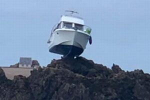どうしてこうなった？岩の上にボートが突き刺さった状態で発見される