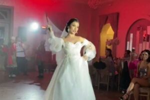 ロシアの花嫁、披露宴で剣を振り回すパフォーマンスにヒヤヒヤ