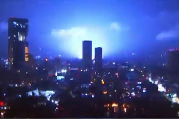 メキシコで地震光が出現か、空が青やピンクに輝く【複数動画】