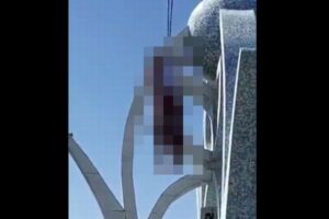 【アフガニスタン】タリバンが4人の誘拐犯の遺体を街で吊るす