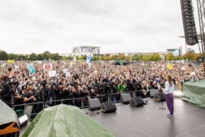 気候変動対策を求めるデモが世界99カ国で開催、グレタさんもドイツで選挙前に訴える