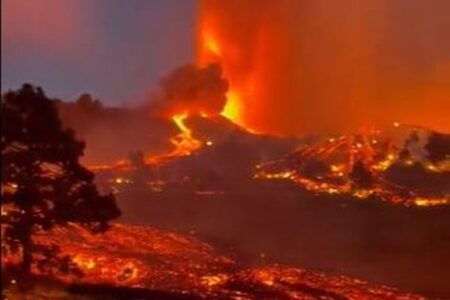 カナリア諸島の島で火山が噴火、大量の溶岩が吹き出し、多くの住民も避難【複数動画】