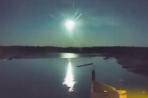 フランスで大きな流れ星を観測、複数の場所で撮影に成功