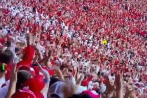 アメフトの大学リーグが開幕、8万人の観客がノー・マスクで集まる