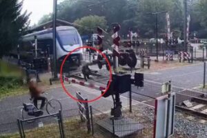 その差わずか数センチか?列車に轢かれそうになる女性のショッキング映像