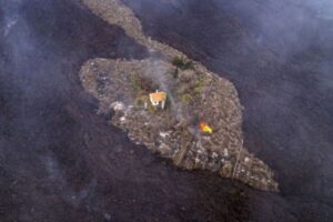 ラ・パルマ島で発見された「奇跡の家」、溶岩に飲み込まれずに残る