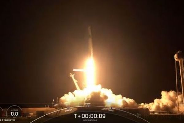 スペースXのロケットが4人の民間人を宇宙へ、3日間地球を周回する史上初のミッション